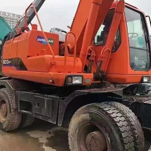 Excavatrice hydraulique sur roues d'occasion Doosan DH210W-7, efficace et performante, avec godet de 1,2 m, poids opérationnel de 21 tonnes, moteur et boîte de vitesses. - Product Image 1