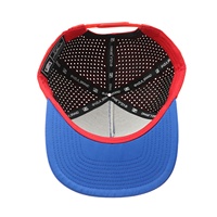 Casquette de baseball personnalisée à 5 panneaux avec patch en caoutchouc, logo brodé 3D, découpe laser, trous perforés, deux couleurs rouge/bleu marine