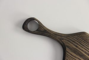 Tabla de servir estrecha y alargada de madera de fresno, estilo baguette, con asa de lazo, acabado oscuro, OEM personalizado, Vietnam - Product Image 4