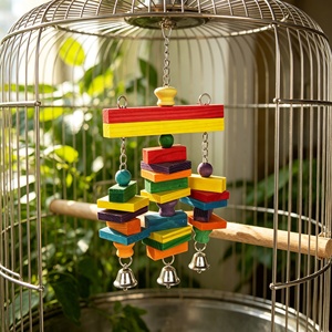 Juguete Resistente de Madera Maciza para Loros con Cadena de Acero Inoxidable, Estimula los Instintos de Masticación y Búsqueda de Alimentos - Product Image 1
