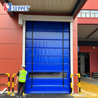 Porte suspendue superposable en PVC HSD-120 pour entrepôts extérieurs, sites industriels à fort trafic de chariots élévateurs, nécessitant des portes durables