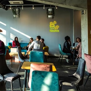 لافتة نيون LED على شكل ناتشوز من نيونوال بلون أصفر دافئ متباين مع إضاءة محيطة تعمل بـUSB لتزيين الجدران في المطاعم المكسيكية ومقاهي الوجبات الخفيفة والحفلات - Product Image 5