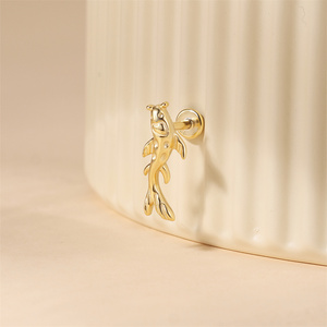 Pendiente de Oreja Individual de Oro 18K y Plata de Ley S925, Diseño de Rombo Pulido con Tiburón y Pez Dorado, Parte Trasera Plana - Product Image 3