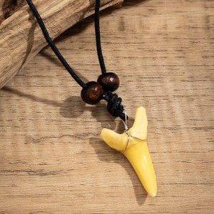 Collier ajustable <span class=keywords><strong>en</strong></span> perles de bois personnalisées pour hommes, pendentif dents de requin, bijoux masculins - Product Image 6