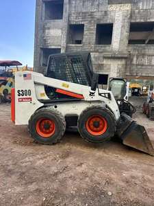 Chargeuse compacte S300 modèle 2023 d'occasion en excellent état, moteur et roulements inclus, équipement de construction à vendre - Product Image 2