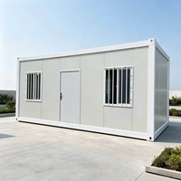 Maison modulaire en conteneur avec structure en acier robuste et fenêtres sécurisées pour le logement d'un bureau de chantier
