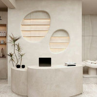 Bureau d'accueil personnalisé en pierre calcaire pour salon de beauté et hôtel de luxe, avec logo Newstar