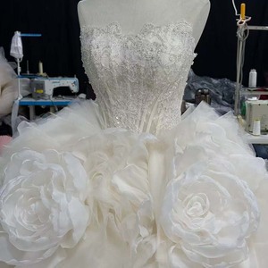 Vestido de Novia Moderno Hz010 Color Marfil con Escote Corazón, Adornado con Perlas de Cristal y Apliques de Rosas 3D Grandes, Largo hasta el Suelo - Product Image 2
