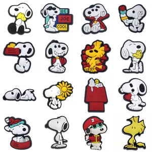 Özel toptan Pvc ayakkabı süslemeleri Charm Snoopys ayakkabı tokası karikatür ayakkabı aksesuarları dekorasyon suitableS için çocuk sandaletleri