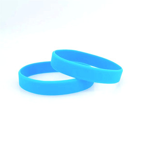 Pulseras de goma de color liso personalizadas CCH para regalos promocionales de fiestas - Product Image 2