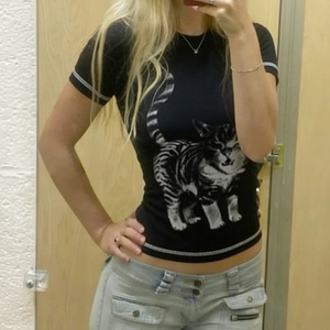 Camiseta de punto corta con estampado de gatitos para mujer, cuello redondo, manga corta, ajuste ceñido, informal, de verano, con gráfico - Product Image 6