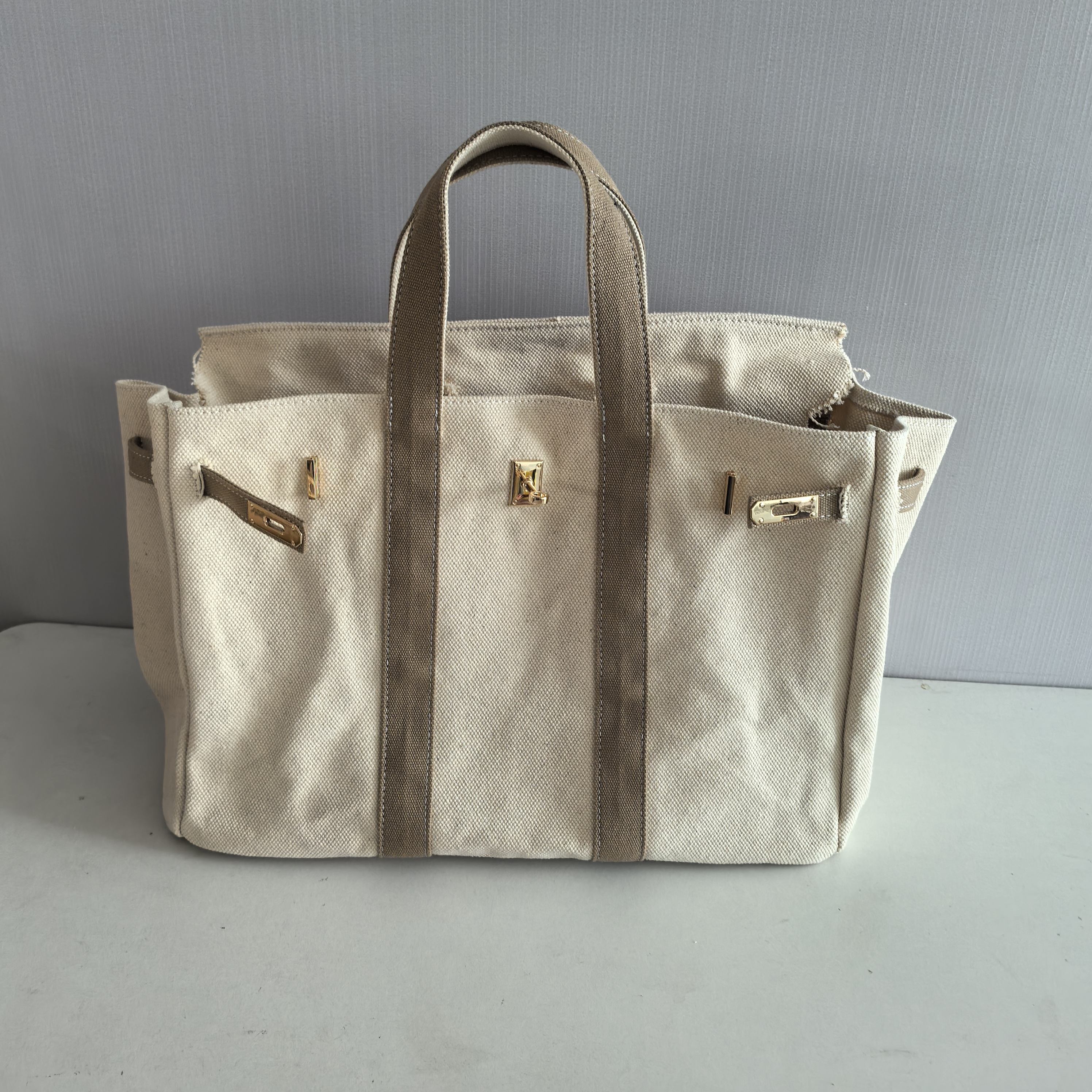 สีน้ำตาลอมเทา