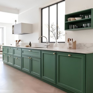 Meuble de cuisine rétro français en bois massif avec cuisinière intégrée, comptoirs en quartz à charnières et armoires murales - Product Image 2