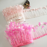 Frange de plumes plates en forme de triangle de dinde en gros pour la décoration de vêtements de fête, chapeaux et robes