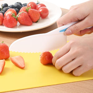 Juego de cuchillos de plástico para niños, 4 piezas, hoja dentada para cortar frutas y pan, corte seguro, edad 4+ - Product Image 4