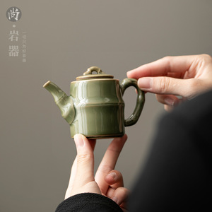 Théière rétro en céladon avec filtre, service à thé Kung Fu en céramique, usage individuel pour la préparation du thé - Product Image 1