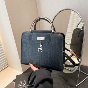 时尚设计师女装高品质单肩包女士手提包刺绣皮革PU衬里皮革闭合链装饰 - Product Image 3