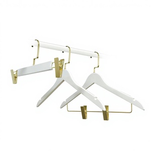 Colgador de <span class=keywords><strong>ropa</strong></span> de madera maciza blanca antideslizante con gancho plano de metal dorado y logotipo personalizado al por mayor, <span class=keywords><strong>para</strong></span> bolsos, baño y armario. - Product Image 3