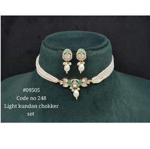 Ensemble de collier Kundan plaqué or 09505 avec boucles d'oreilles assorties pour femmes, bijoux pour occasions festives, mariage, fête - Product Image 3