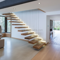 Escalier intérieur moderne en acier et bois à poutre centrale dissimulée avec garde-corps en verre – Écologique et durable, fixation par boulons