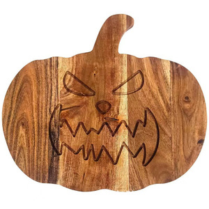 Planche à découper en forme de citrouille d'Halloween, en bois massif, de forme irrégulière, avec poignée, décorative pour la maison - Product Image 1