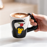 Mug à café en céramique imprimé chimpanzé créatif avec poignée en forme de bras de singe 3D, tasse à thé animale de dessin animé, cadeau fantaisie, vaisselle originale