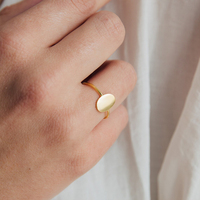 Bague Chevalière Ovale Classique EMANCO en Acier Inoxydable Plaqué Or 14K, Gravable, Sertie de Griffes, Bijou Cadeau pour Femme
