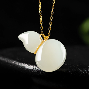 Collier pendentif en jade blanc et jadéite, en matériau ancien naturel, serti d'or véritable 18 carats avec pierres de jade. - Product Image 1