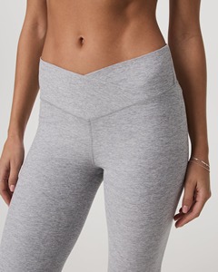 Ensemble de yoga recyclé deux pièces : Crop top col en V profond respirant et leggings évasés taille haute en coton élasthanne de couleur unie - Product Image 6
