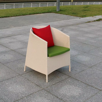 Ensemble de meubles de patio en rotin blanc minimaliste moderne et mobile pour l'extérieur, composé de cinq pièces, avec table en plastique et chaises à dossier.