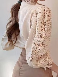 Camicetta <span class=keywords><strong>Bianca</strong></span> Oversize Traforata di Tendenza 2025 Top da Donna Chic ed Elegante <span class=keywords><strong>a</strong></span> Manica Lunga Vaporosa in Pizzo Floreale <span class=keywords><strong>Camicia</strong></span> in Chiffon con Bottoni <span class=keywords><strong>a</strong></span> Collo Alto - Product Image 3