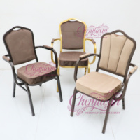 Chaises de banquet empilables de luxe en velours et métal avec accoudoirs, personnalisées pour hôtels et restaurants, collection 2026, idéales pour événements