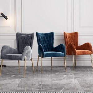 Chaise de salle à manger moderne en cuir capitonné avec pieds dorés pour usage domestique ou commercial - Product Image 3