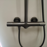 Ensemble de douche à effet pluie chaud et froid en laiton avec noyau de vanne en céramique gris, surface brossée, bec de douche en cascade pour hôtels