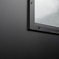 Porte de garage automatique moderne de luxe en alliage d'aluminium noir avec surface finie et fenêtres pour usage en villa