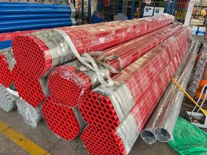 Tuyau en acier finement revêtu de plastique à l'extérieur avec une structure robuste pour les barrières de sécurité et les travaux de construction - Product Image 3