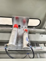 Scie automatique de découpe de connecteurs d'angle de fenêtre en aluminium avec lame de 450 mm et 500 mm, pince pneumatique et capot de protection sécurisé