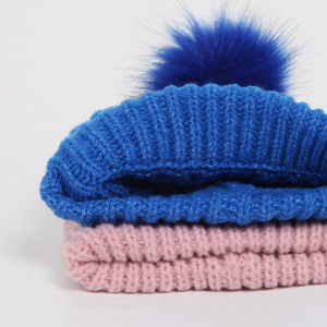 หมวกบีนนี่ปอมปอมปักโลโก้ แฟชั่นฤดูหนาวสุดคลาสสิก หมวกไหมพรมถักสำหรับผู้หญิง ให้ความอบอุ่น - Product Image 3