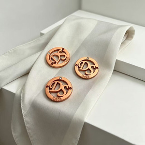Étiquettes métalliques rondes pour vêtements avec logo DS en relief et bord découpé au laser pour accessoires vestimentaires, étiquette métallique de marque pour hijab. - Product Image 2