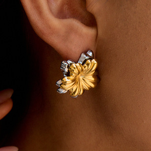 Boucles d'oreilles clous florales en acier inoxydable plaqué or 18 carats, design bicolore, bijoux tendance pour femmes - Product Image 3