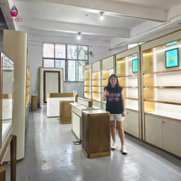 Vitrine de présentation de parfums sur mesure Sundo, étagère murale en verre avec éclairage LED, comptoir îlot, fabricant d'agencements pour magasins de parfums.