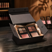 Boîte cadeau cosmétique avec poignée en ruban et flacons de soin pour collection d'emballages en papier de boutique, texture mate