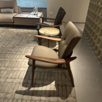Chaise longue simple en cuir de concepteur de luxe fauteuil élégant de jambe en métal pour des meubles de salon style de chaise
