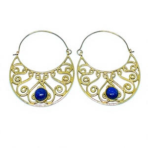 Boucles d'oreilles créoles bohèmes en laiton avec pierre naturelle lapis-lazuli plaqué or, cadeau d'anniversaire pour femme, vente en gros - Product Image 1