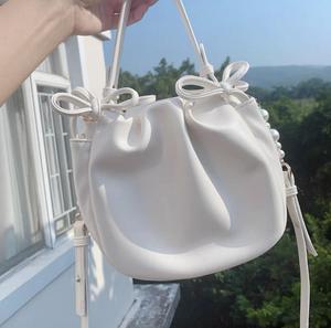 Sac à bandoulière pour femme en PU imperméable, luxueux et tendance, avec un design plissé en forme de nuage, sac bandoulière pour femme - Product Image 4