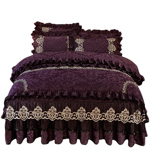Ensemble de housse de couette de style américain 4 pièces, housse de couette en velours matelassé thermique d'hiver avec impression 3D noire et violette - Product Image 1