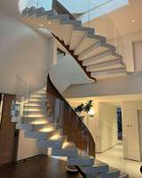 Escalier intérieur personnalisé durable en pierre naturelle et acier inoxydable, écologique, empilé, moderne, avec garde-corps en verre de luxe pour appartement et hôtel