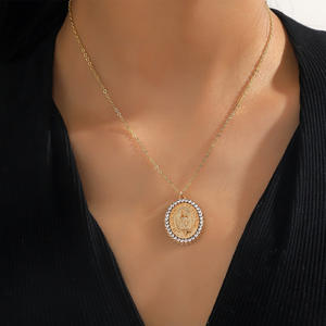 Collar con Colgante de la Virgen María Católica con Engaste de Circones, Joyería Religiosa para Mujer para Ceremonias - Product Image 1