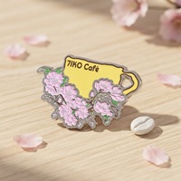 Badge logo de café personnalisé en forme de fleur, broche en alliage de zinc, impression UV, marque YunQi, accessoires de promotion pour la restauration