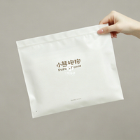 Sacs à vêtements en CPE givré avec fermeture éclair |   Emballage personnalisable en matériaux recyclés, impression en héliogravure pour vêtements, chaussures et fourrures pour enfants